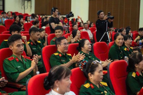 Giao lưu nghệ thuật “Hoa trong chiến trận”: Gắn kết hai thế hệ, lan tỏa tinh thần tri ân