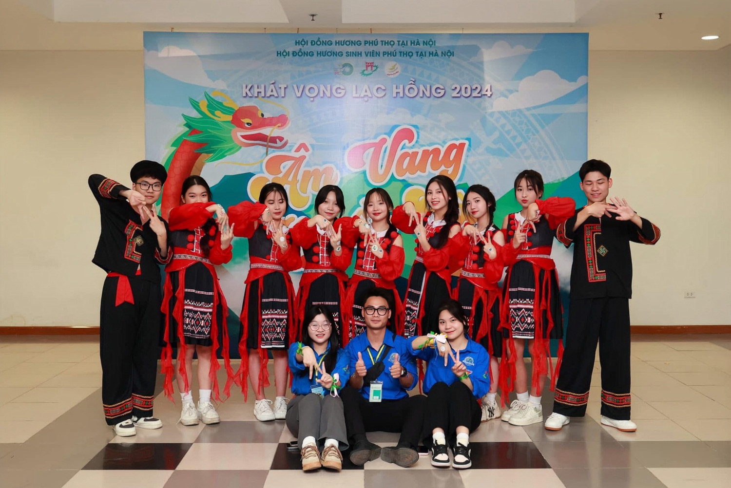 Ảnh 2. Quỳnh Hoa (đứng chính giữa) tham gia biểu diễn tiết mục “Đi giữa trời rực rỡ” tại chương trình “Khát vọng Lạc Hồng - Chào tân sinh viên Phú Thọ 2024” (Ảnh: NVCC) 