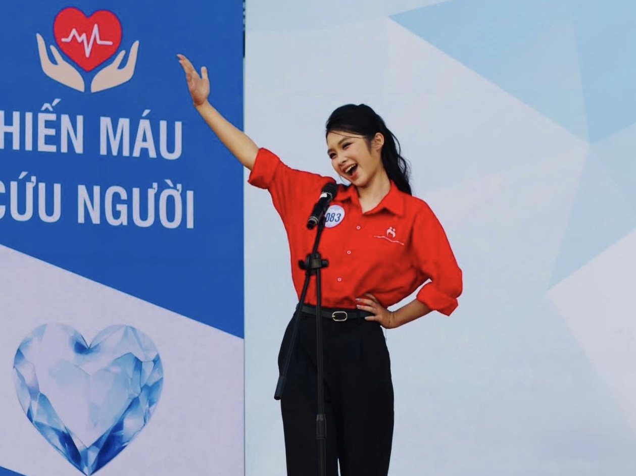 Phương Linh tự hào hô vang tên mình tại cuộc thi “MISS VOLUNTEER” khi tham gia chương trình “Trái tim tình nguyện 2024” (Ảnh: NVCC)