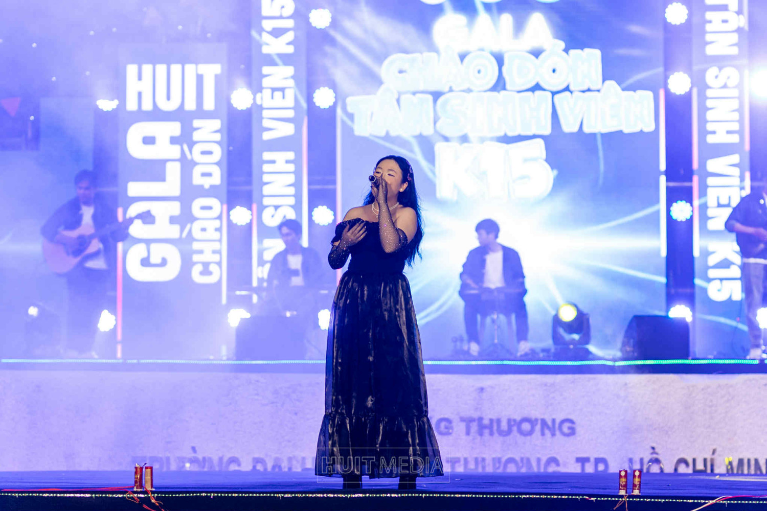 Ảnh 4. Thảo Ngọc trình diễn ca khúc “Impossible” trong Gala chào đón Tân sinh viên K15 của Trường Đại học Công Thương TP.HCM (Ảnh: HUIT MEDIA)