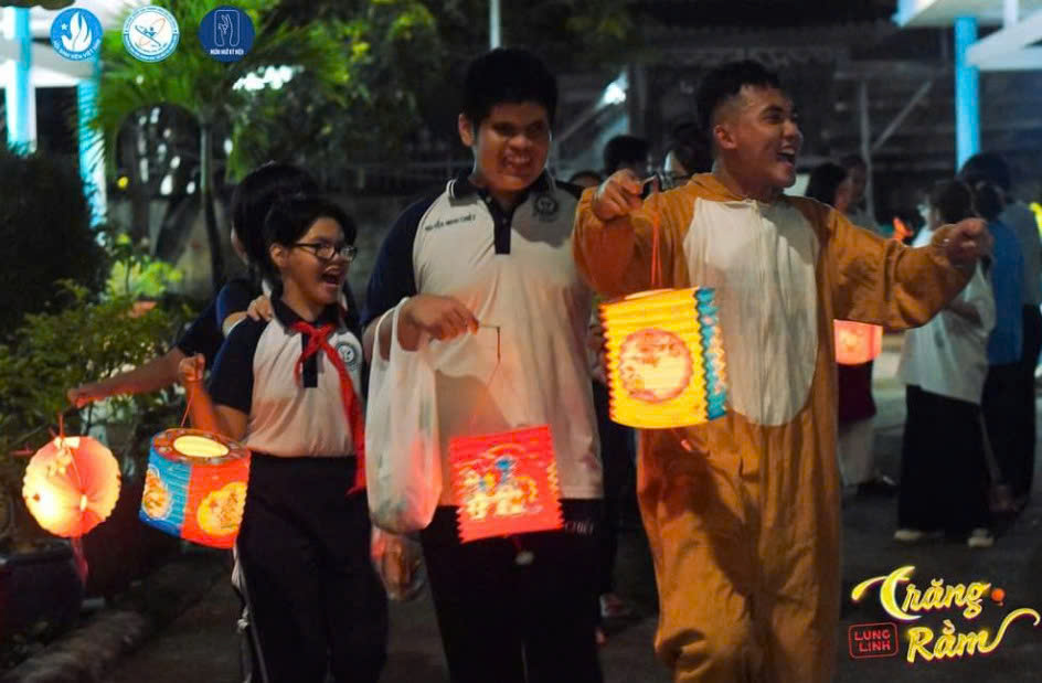 Ảnh 4. Huỳnh Quốc Nam (ngoài cùng bên phải) rước đèn cùng các bạn nhỏ tại Trung tâm Nuôi dạy trẻ mầm non Đồng Nai (Ảnh: CLB Ngôn ngữ Ký hiệu)