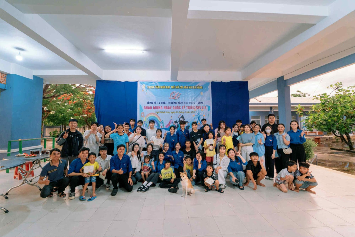 CLB và các em nhỏ tại trung tâm.