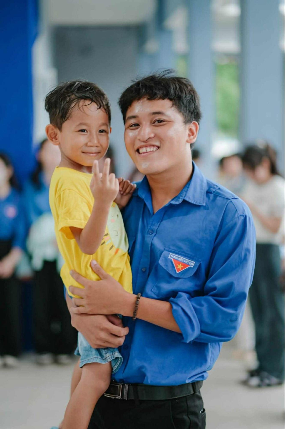 Hình ảnh anh Nguyên cùng em nhỏ
