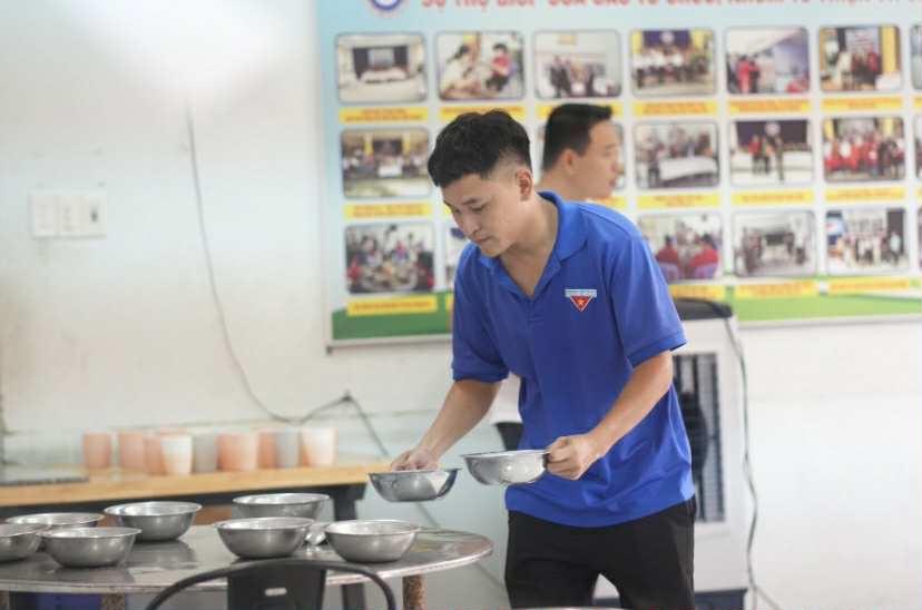 Hình ảnh hoạt động thiện nguyện của anh Nguyên.