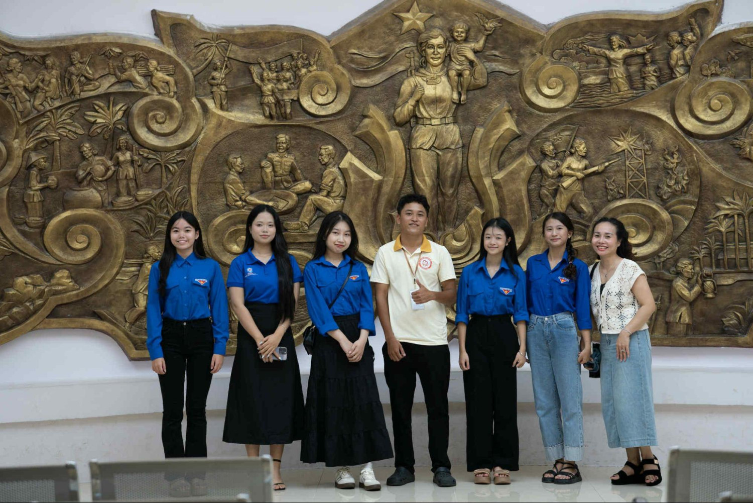 Anh Nguyên cùng thành viên CLB tại Bảo tàng Hoàng Sa