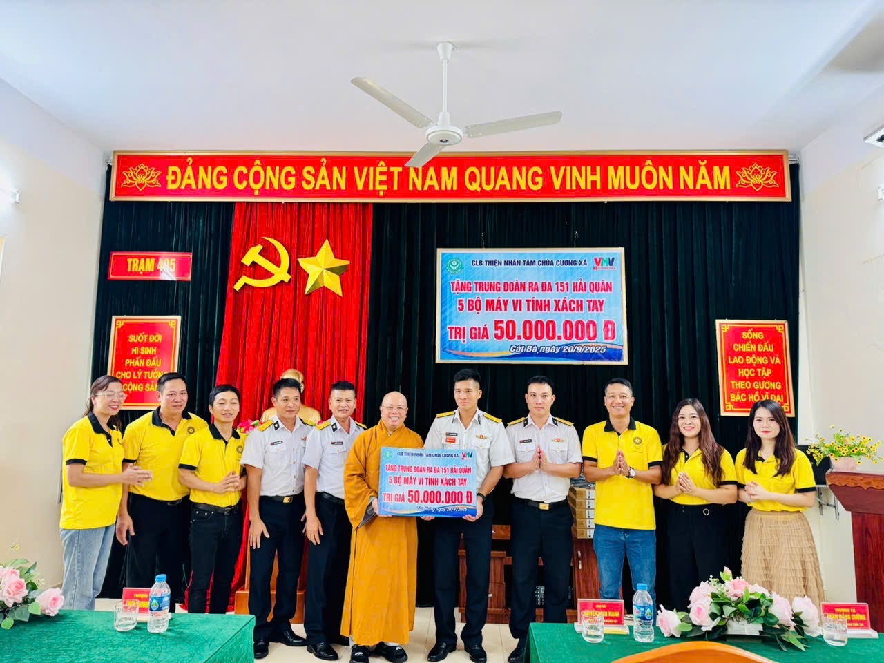 Câu lạc bộ Thiện Nhân Tâm tặng quà Trạm ra đa 495