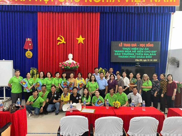 Anh 1 Co Lai trao tang the BHYT den nhung em hoc sinh co hoan canh kho khan