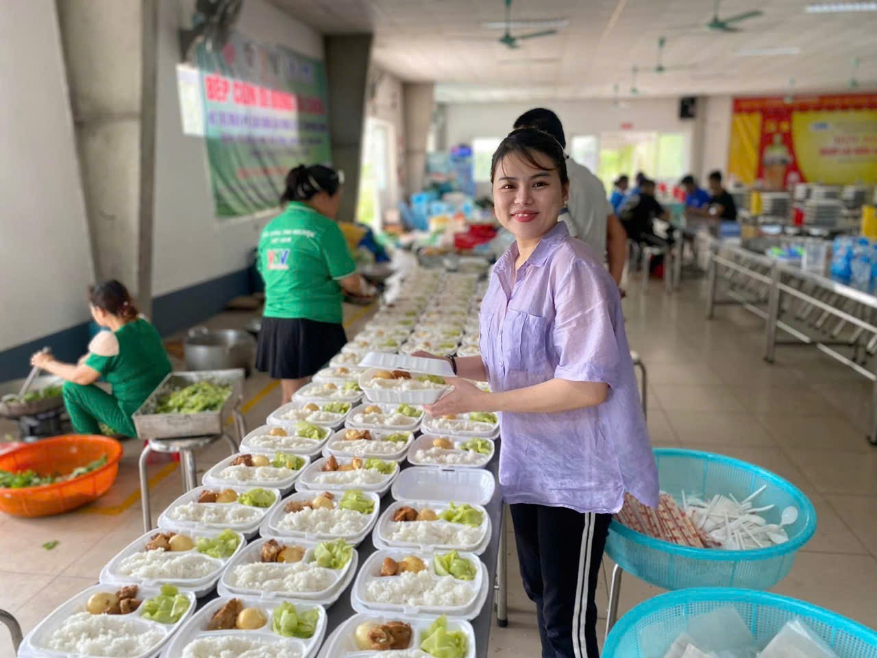 Ảnh 1 Chị Thư trong chương trình Bếp cơm 0 đồng hàng tuần cùng CLB