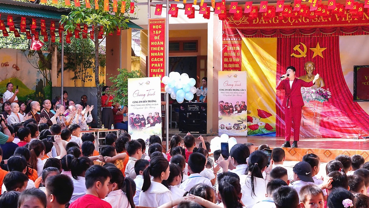 Hình ảnh đoàn thiện nguyện về tổ chức chương trình tại xã Tương Dương, tỉnh Nghệ An.