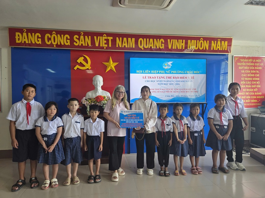 Anh 2 Co Lai cung nhom thien nguyen to chuc le trao qua hoc bong du an “Mang mua he den cho em” cac truong tren dia ban phuong Chau Doc