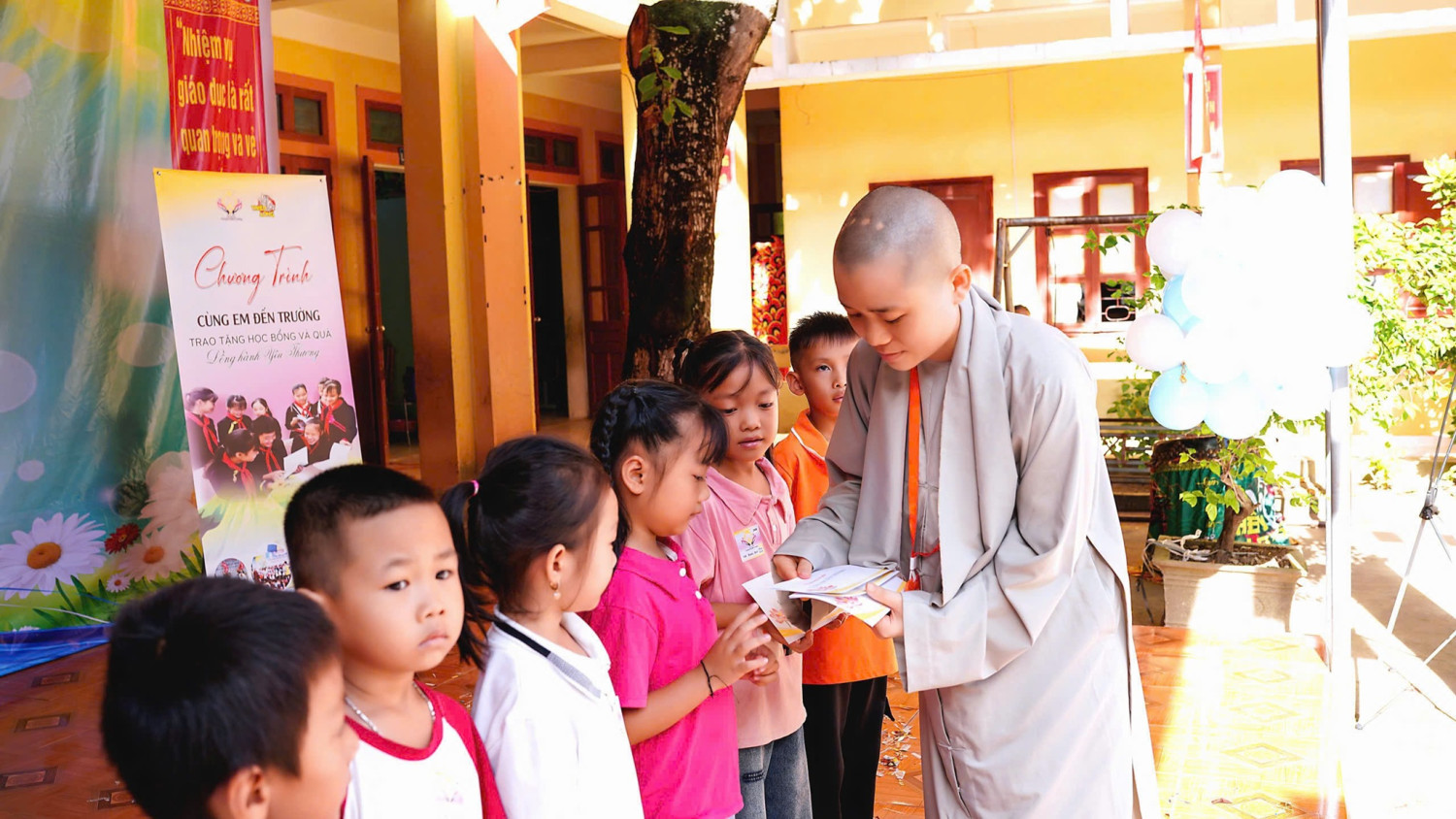 Đoàn trao quà cho các em học sinh vùng mưa bão