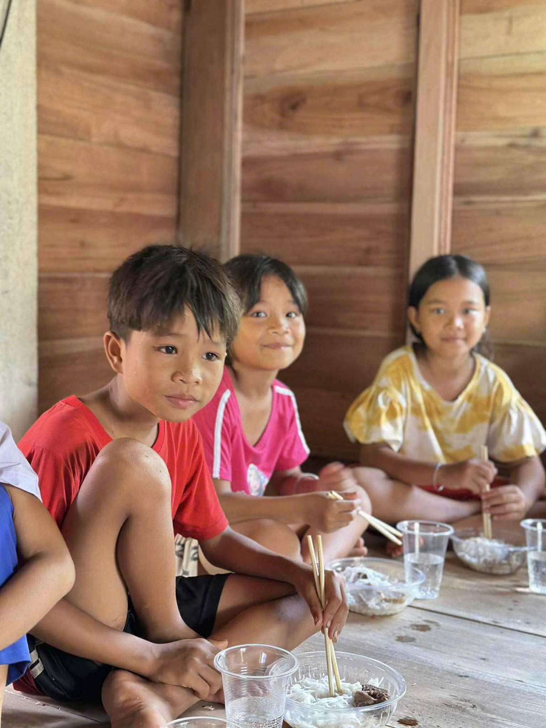 ẢNH 4 Hình ảnh các em nhỏ trong chuyến tình nguyện của nhóm CTXH Đuốc Tâm (1)
