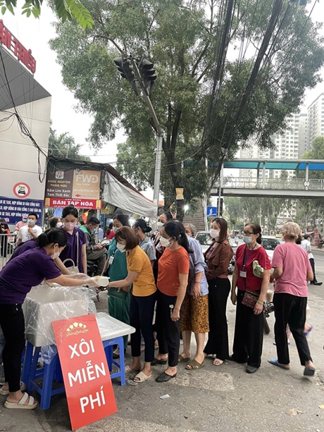 Anh 2 Quy tu thien Bao Linh Lan phat xoi mien phi cho nguoi dan truoc cong benh vien K Tan Trieu