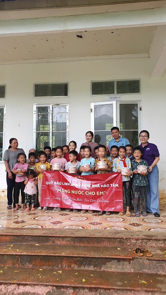 Anh 3 Chi Nguyet ao tim cung cac nha hao tam trao qua cho hoc sinh o truong Tieu hoc Pac Miau Cao Bang