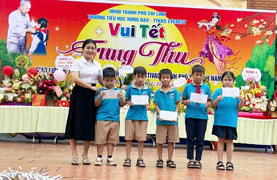 Anh 5 Cac em nho truong Tieu hoc Hung Dao Hai Duong nhan qua nhan dip Tet Trung thu