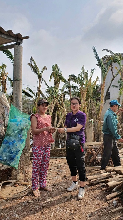 Anh 6 Chi Nguyet trao tien cho nguoi dan co hoan canh kho khan tai Le Thuy Quang Binh